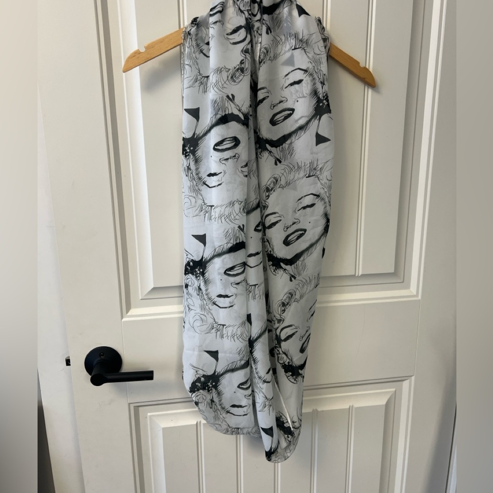 Marilyn Monroe circle scarf